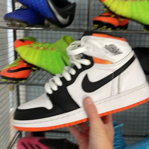 Jordan 1 Electric Orange High GS - Picture 2 of 8